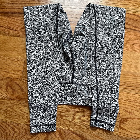 Lululemon black and white floral print leggings size 4 - Picture 4 of 6